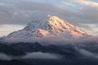 800px-Mount_Rainier_sunset_and_clouds