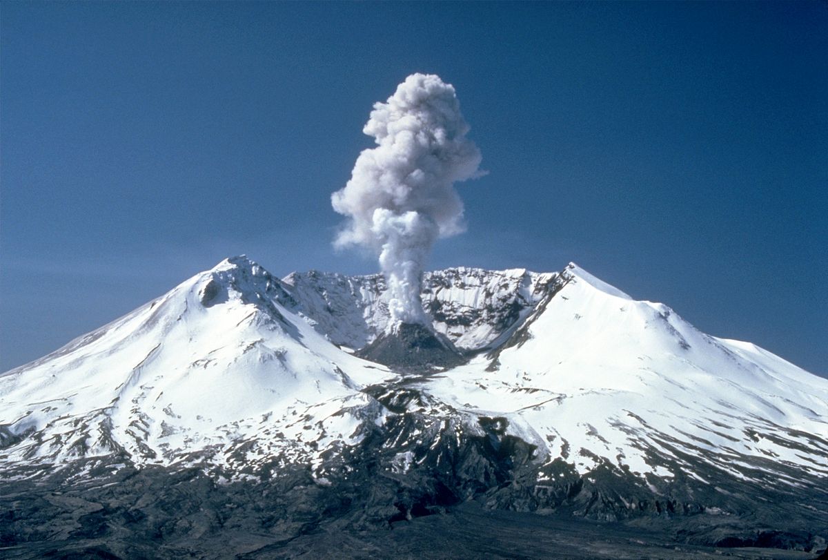 1200px-MSH82_st_helens_plume_from_harrys_ridge_05-19-82